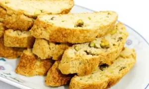 En hög med gyllene skorpor med pistagenötter, perfekta för ditt nästa skorpor recept.