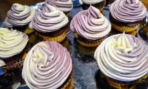 Muffins med vackert virvlad frosting i lila och vitt. Ett perfekt frosting recept för att imponera!