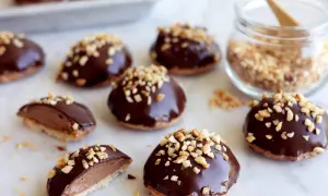 Chokladiga biskvier med nötter, redo att avnjutas. Ett härligt biskvier recept för fika.