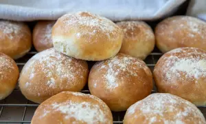 Nybakade frallor, perfekta för frukost eller fika. Här är ett enkelt frallor recept för dig!