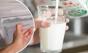 En hand öppnar en frys med frost. Bredvid hälls filmjölk upp i ett glas.