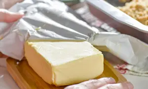 En bit margarin istället för smör vid bakning, redo att användas.