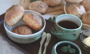 Nybakade bullar, resultatet av noggrann knådning, serveras med te och smör.