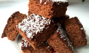 En hög med saftiga mockarutor glutenfria, toppade med chokladglasyr och kokosflingor. Perfekt för fikat!