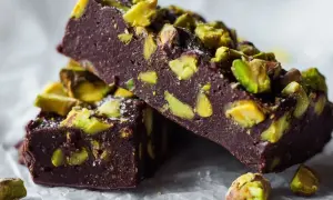 Mörk chokladfudge med pistagenötter, perfekt för ett dubai choklad recept.