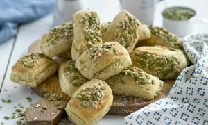 Små, gyllene bröd toppade med pumpa- och solrosfrön. Perfekta att baka och frysa in för senare njutning.
