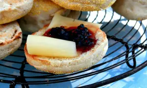 En engelsk muffin med ost och sylt, perfekt för ett snabbt frukostrecept.