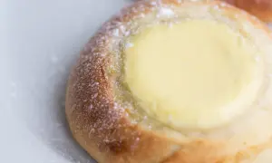 En gyllene bulle med krämig fyllning, perfekt att baka med kesella. Pudrad med florsocker.
