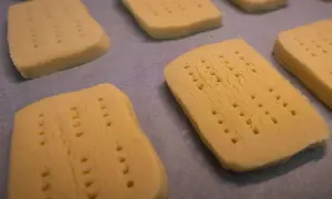 Färdiga bitar för shortbread recept, redo att bakas.
