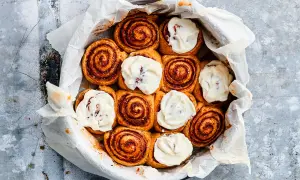 Nybakade kanelbullar med krämig glasyr, redo att jäsa deg till perfektion.