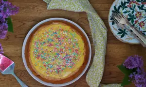 En härlig silviakaka med gul glasyr och färgglatt strössel, redo att avnjutas. Ett perfekt silviakaka recept för fikastunden.