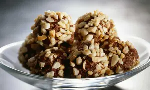 Chokladbollar rullade i hackade nötter, ett enkelt och gott havrebollar recept.