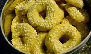 En burk fylld med gyllene kringlor med hjorthornssalt, redo att avnjutas.