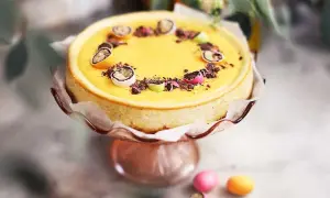 En gul cheesecake med påskpynt, choklad och små ägg. En perfekt cheesecake påsk-dessert.