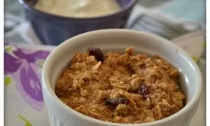En skål med varm, nybakad havregrynsgröt med russin. Perfekt för en mysig frukost.
