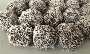 En hög med chokladbollar, perfekta för ett enkelt chokladbollar recept. De är rullade i kokosflingor.