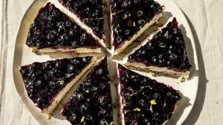 En krämig oreo cheesecake med blåbärstopping och citronskal. Perfekt för fikat!