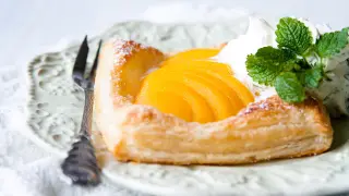 En gyllene persikopaj med fluffig grädde och mynta. Ett perfekt persikopaj recept för en härlig fika.