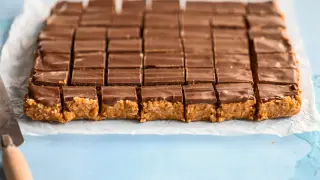 En hel plåt med chokladöverdragna bitar, redo att avnjutas. Ett perfekt snickerskaka recept för fikat.