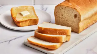 En limpa vitt bröd, skivat och en skiva rostat bröd med smör. Perfekt för ett enkelt formfranska recept.