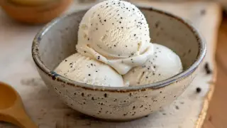 Krämig vaniljglass med vaniljsås recept i en skål, redo att avnjutas.