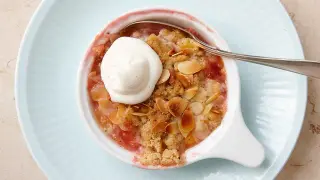 En härlig plommonpaj med smuldeg och mandelflagor, toppad med en klick grädde. Perfekt för ett enkelt plommonpaj recept.
