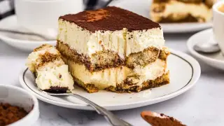 En bit krämig tiramisu med kaffe och kakaopulver. Perfekt för ett tiramisu recept.