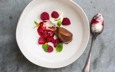 Chokladpudding med hallon och mynta. Ett elegant chokladpudding recept som ser lika gott ut som det smakar.
