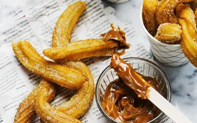 Krispiga churros, sockerströsslade och redo att doppas i kolasås. Ett perfekt churros recept för hemmabruk.