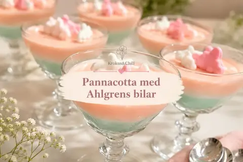 Flera glas med pannacotta i lager av rosa och mintgrönt, toppade med Ahlgrens bilar.