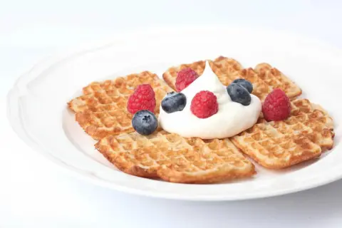 Frasvåfflor med grädde och bär. Ett enkelt recept för en härlig fika.