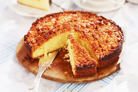 En saftig toscakaka med knäckig mandeltop, perfekt för fikastunden. Här är ett enkelt toscakaka recept!