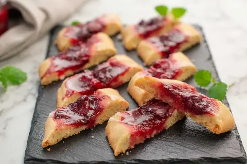Småkakor med plommonmarmelad, perfekta till fikat. Ett enkelt plommonmarmelad recept att prova.