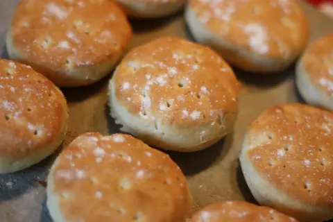Nybakade tekakor, perfekta för frukost eller fika. Ett enkelt tekakor recept att prova!