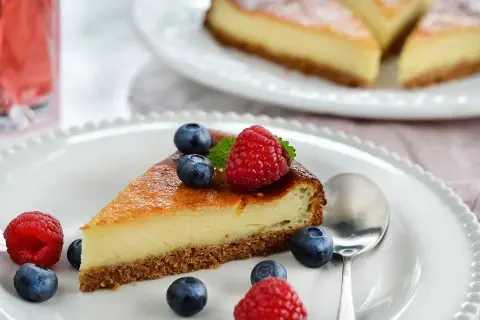 En krämig cheesecake med bär, perfekt för ett enkelt cheesecake recept.