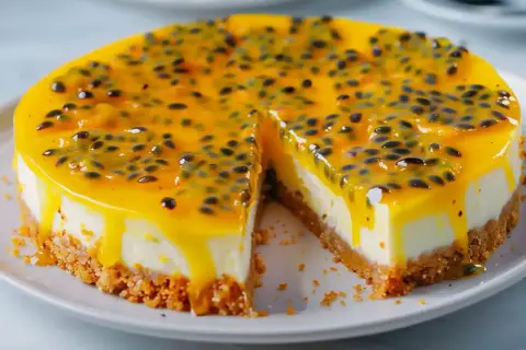 En krämig cheesecake med passionsfrukt som toppning, en härlig dessert för alla som älskar passionsfrukt.