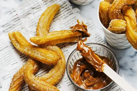 Krispiga churros, sockerströsslade och redo att doppas i kolasås. Ett perfekt churros recept för hemmabruk.