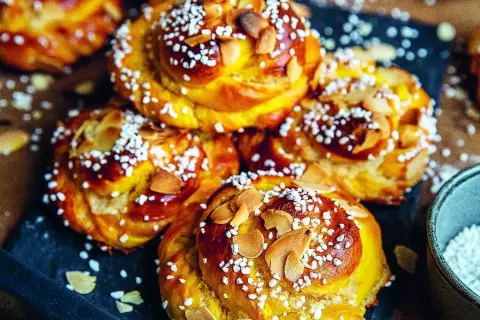Gyllene bullar med mandelmassa, toppade med pärlsocker och mandelspån. Perfekta till fikat!