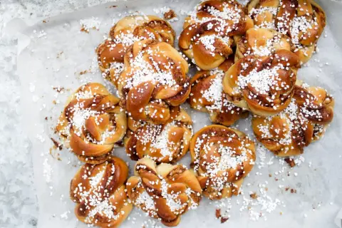 En hög med nybakade kanelbullar, strösslade med pärlsocker. Perfekta att frysa in för senare njutning.