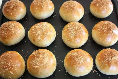 En bricka med gyllene bröd utan smör, toppade med sesamfrön. Perfekta för en lätt lunch eller middag.