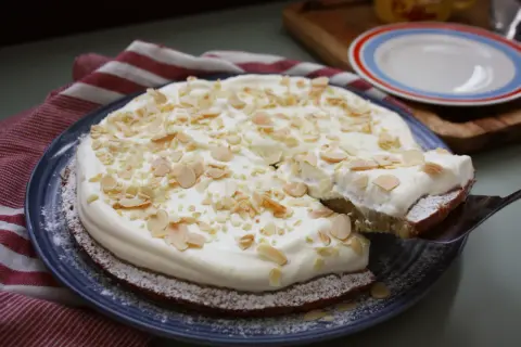 En saftig semmelkladdkaka med fluffig grädde och mandelmassa, toppad med mandelspån. En dröm för alla fikasugna!