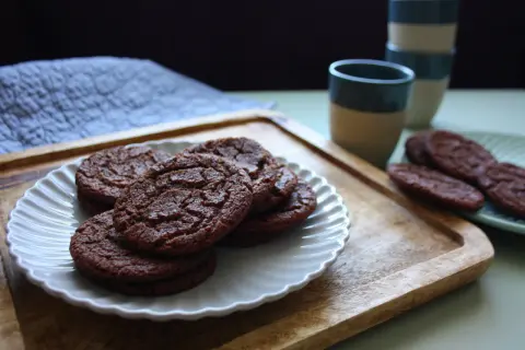 Chokladkakor på en vit tallrik, redo att avnjutas. Perfekt för snabba kakor recept när suget slår till.