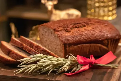 En saftig kavring, perfekt för frukost eller fika. Detta kavring recept ger ett härligt bröd.