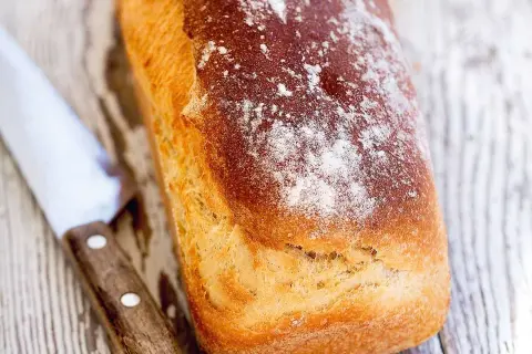 Nybakad limpa med knaprig skorpa, redo att skivas. Ett enkelt limpa recept för hembakat bröd.