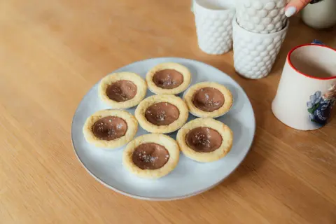 Små, söta dumlekakor recept på en ljusblå tallrik, redo att avnjutas.