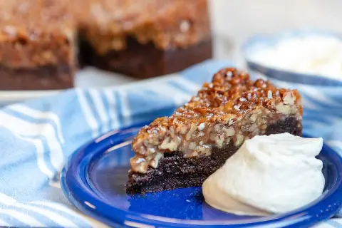 En saftig bit ryttarkaka med nötter och choklad, serverad med vispad grädde. Ett perfekt ryttarkaka recept för fikat.