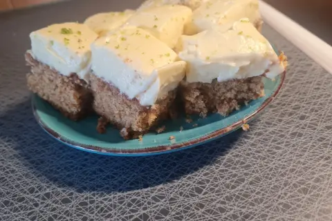Sju bitar morotskaka med vit frosting och rivet citronskal på en turkos tallrik. Bra att veta att man kan frysa in morotskaka för senare njutning.