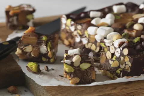 Chokladig rocky road med nötter och marshmallows. En härlig blandning av smaker och texturer.