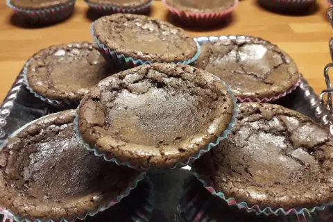 En bricka med sega kladdkakemuffins, redo att avnjutas.