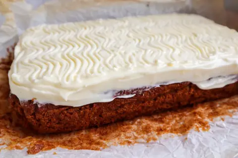 En saftig glutenfri morotskaka med krämig frosting, perfekt för fika.